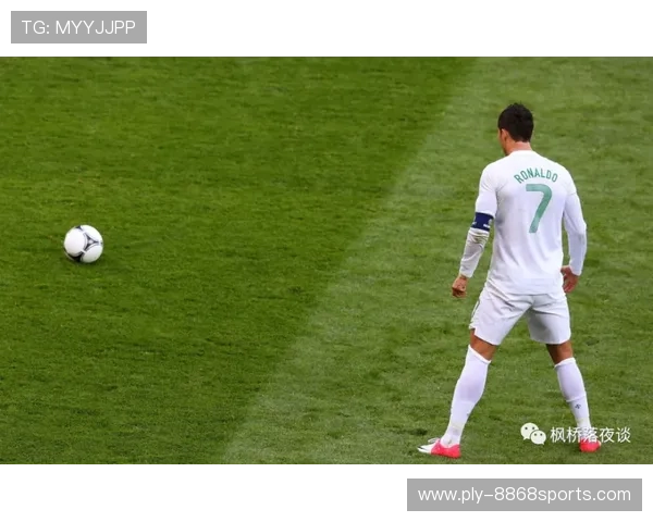 足球球星不顾一切从场边跳下 赛场意外引发热议与关注 足球球星不顾一切从场边跳下 赛场意外引发热议与关注